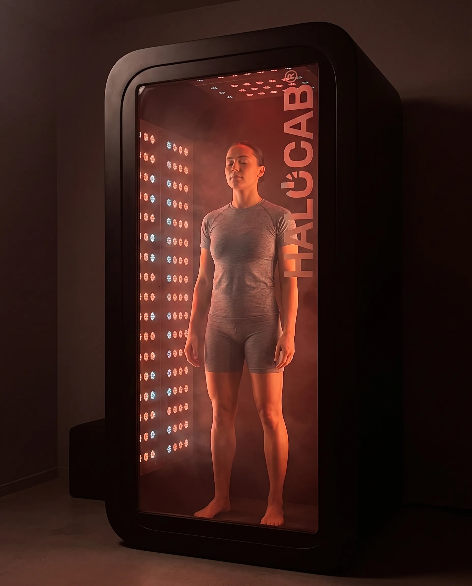 Personne debout dans la cabine Halocab, enveloppée d'une lumière chaude